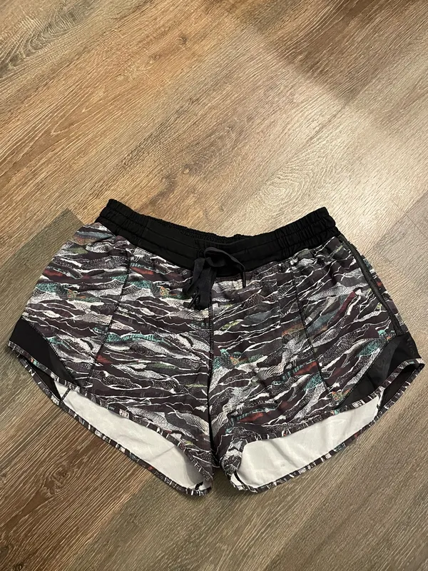 lululemon athletica Black Patterned Run Hotty Hot Short Accents Size 10 - Image 2