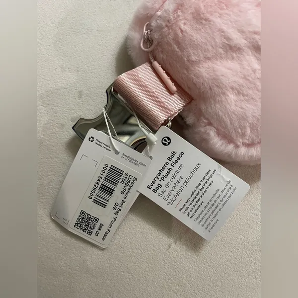 Lululemon NWT Everywhere Belt Bag Plush Fleece Strawberry Milkshake Pink 1L - Image 8