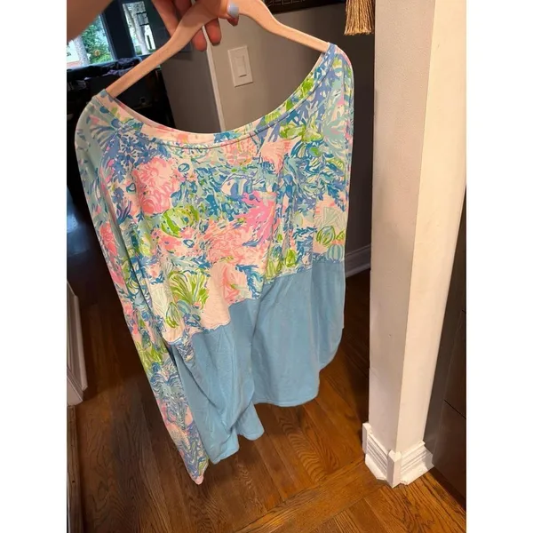 Lilly Pulitzer Finn Top features a vibrant, multi-colored coastal jersey XL - Image 3