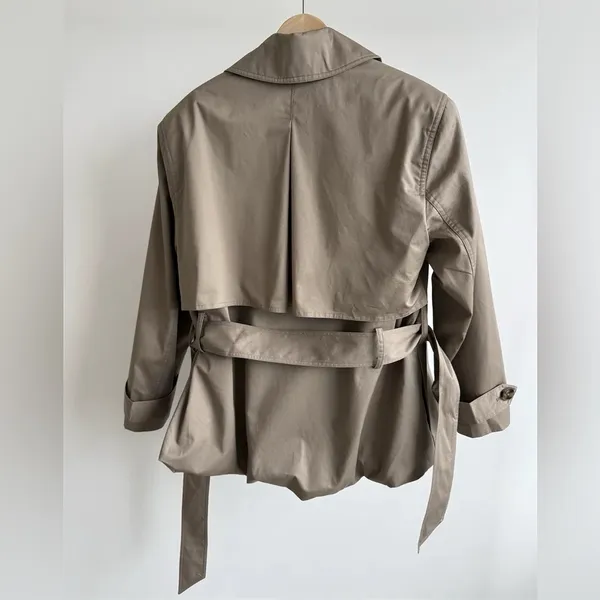 Helsa Short Bubble Hem Trench in Stone S - Image 10