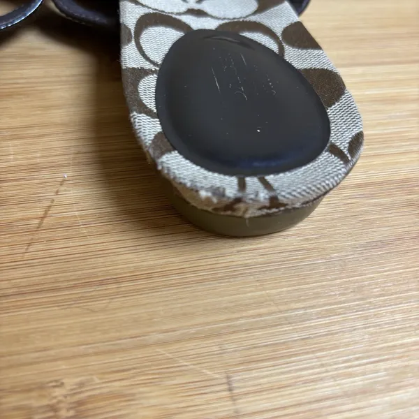 Women's Signature Coach‎ Slip On Sandals 7B Brown Patent Leather Strap- Flower - Image 6