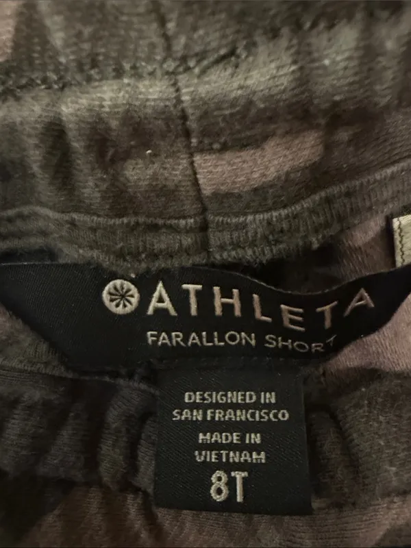 Athleta Camo Green Farallon Shorts Size 8 Tall - Image 4