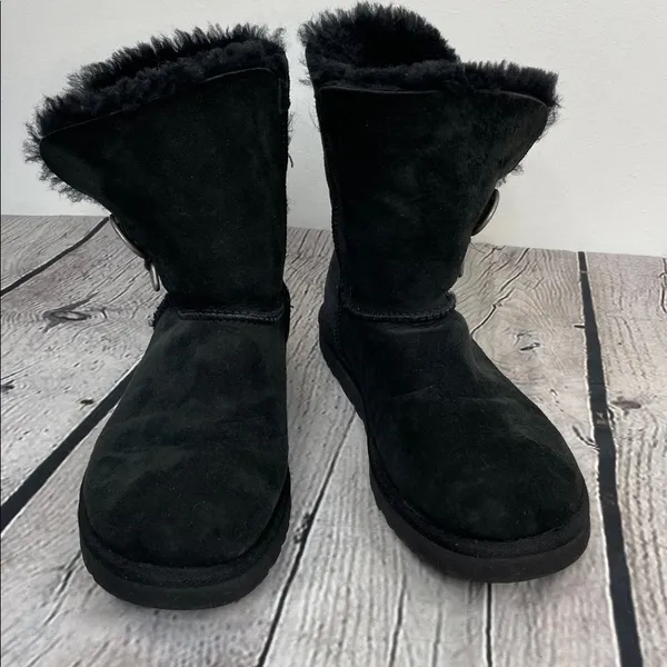 UGG Black Fur-Lined size 6 short boots - Image 4