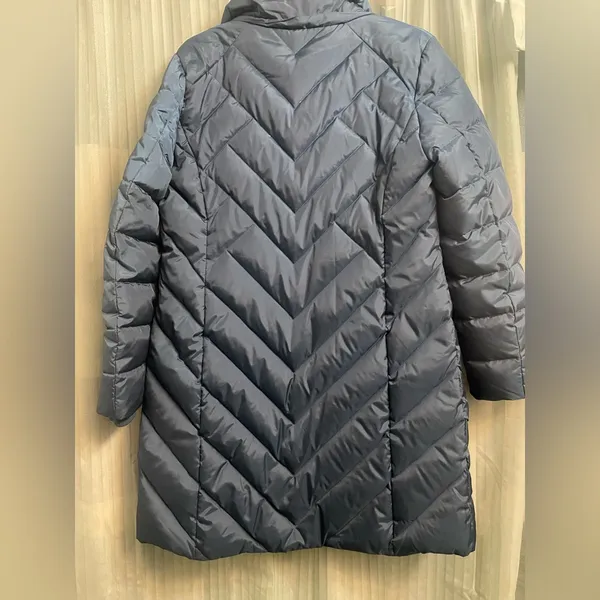 London fog women’s size medium long puffer down quilted coat - Image 4
