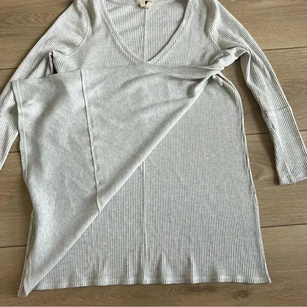 We the Free Split Side Tuesday Tunic V-Neck Knit Top Size Large Light Grey - Image 8
