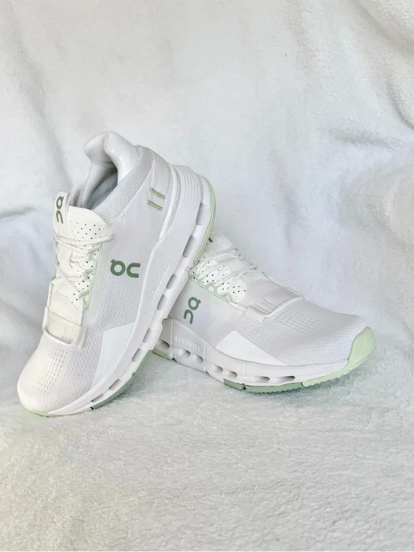 NEW ON Cloudnova, Women’s Size 6 White/White/green - Image 9