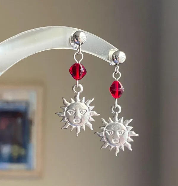 Handmade stainless steel sun face & Czech glass beads boho retro vintage style dangle earrings☀️ - Image 2