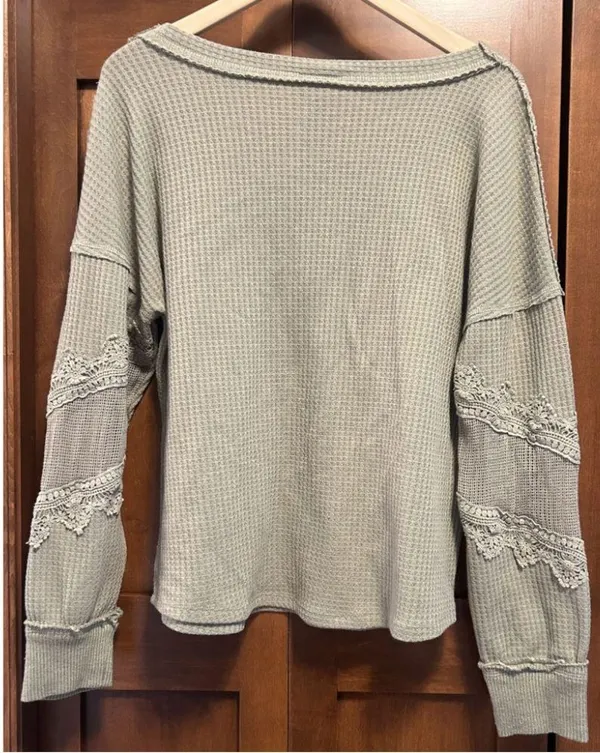Buckle Daytrip Medium Green Waffle Knit Lace Oversized V Neck Long Sleeve Top - Image 3