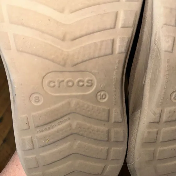 Crocs tan closed toe washable 8/10 rubber slip on clogs - Image 3