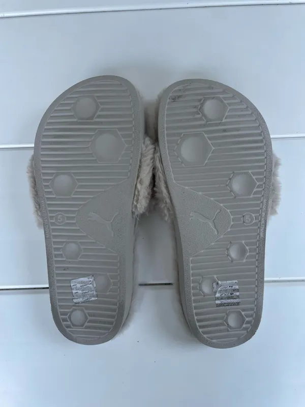 Puma Leadcat Fuzzy Slides, Size 5, EUC - Image 3