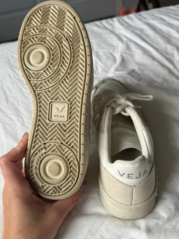 Veja Women's V-10 Sneakers in White and Cream - Image 5
