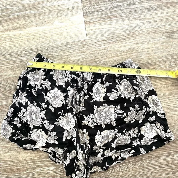 Brandy Melville black and white floral short shorts - Image 9