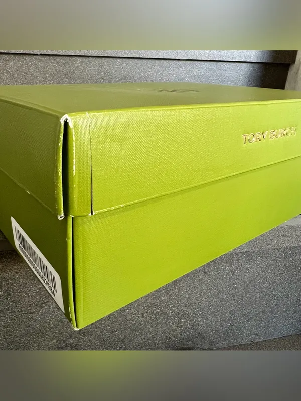 Tory Burch Signature Green Shoebox & Matching Dust Bag Set - Image 10