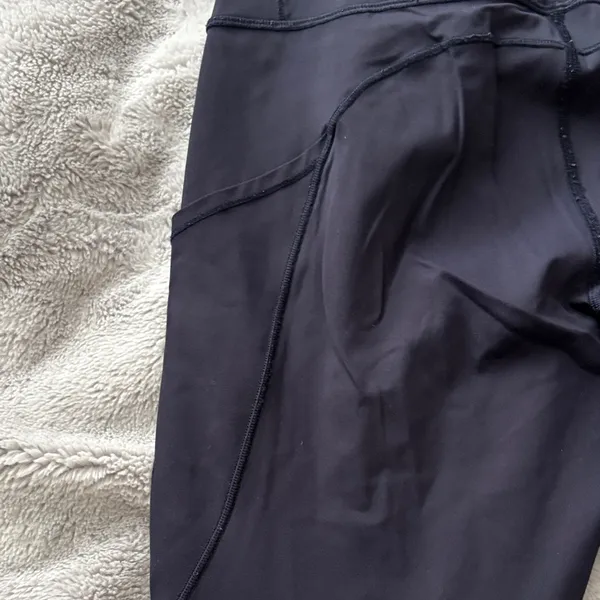 VGC Women’s Lululemon Navy Nulux 19 Cropped Leggings Size 8 - Image 4