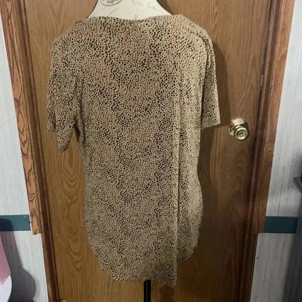Women’s Old Navy T-shirt - Image 2