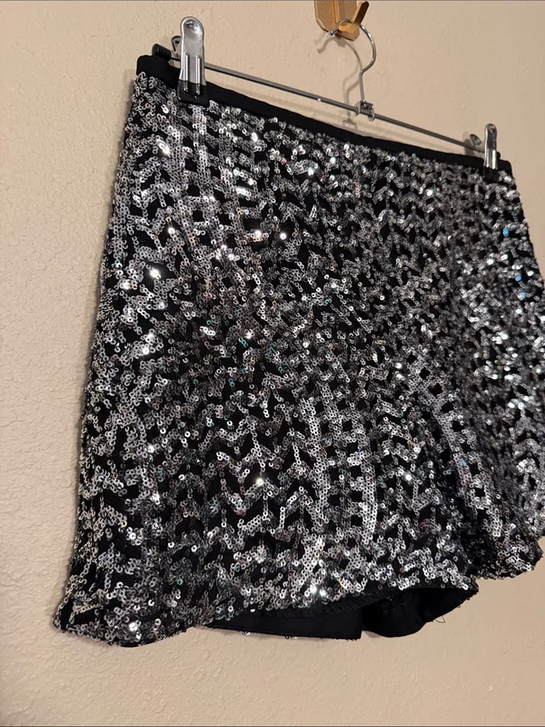 Zara sequin shorts Silver and Black Size Medium NWT - Image 4