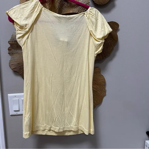 New Banana Republic Cowl Neck Top Blouse Light Yellow Med Tshirt Ruffled Sleeve - Image 5