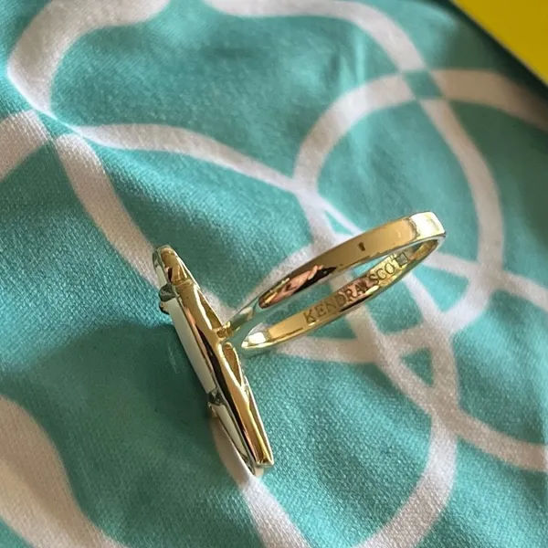 Kendra Scott Skylen ring gold-plated with milky white arrowhead shaped stone - Image 5