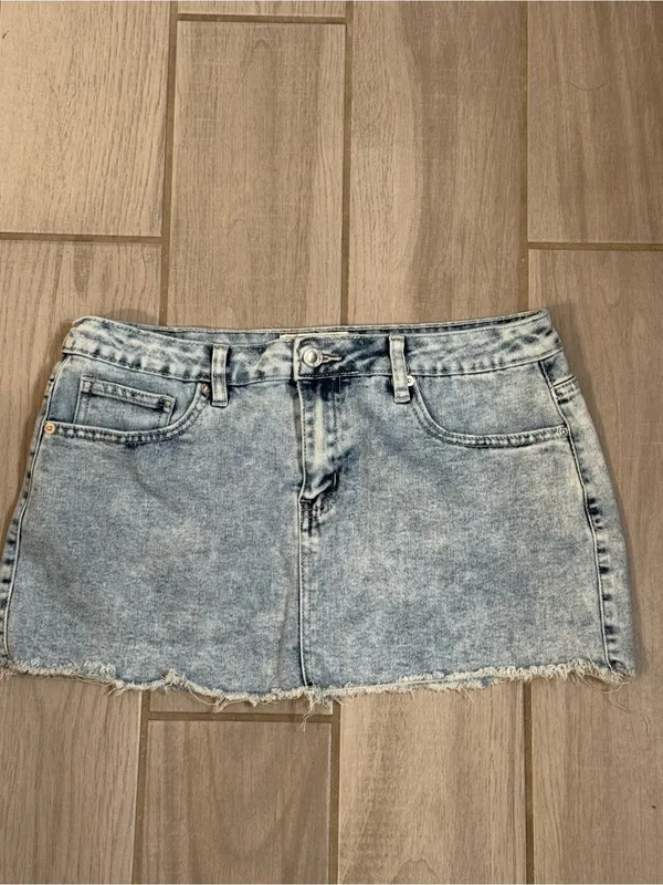 High-Rise Light Acid-Wash Denim Mini Shorts - Image 3