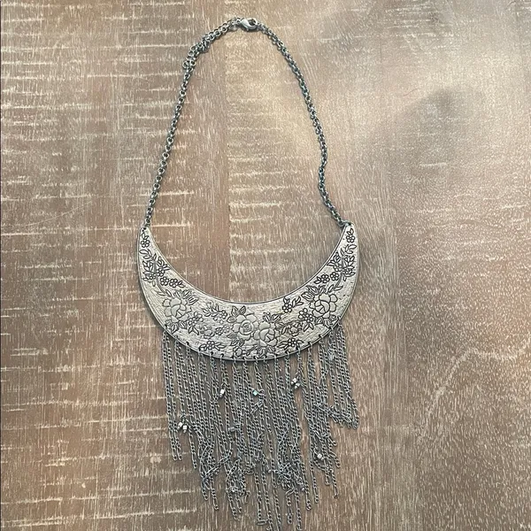 Abercrombie & Fitch Silver Tone Bib Necklace w/ Fringe & Floral Design 17 in - Image 3