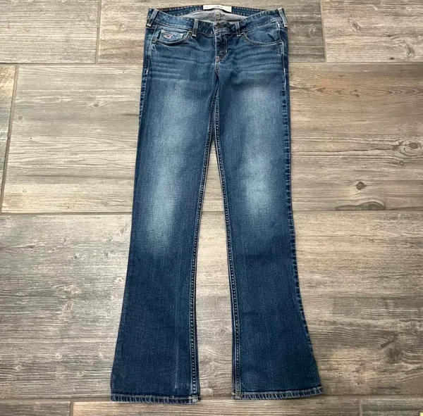 Low-Rise Bootcut Hollister Jeans - Image 2