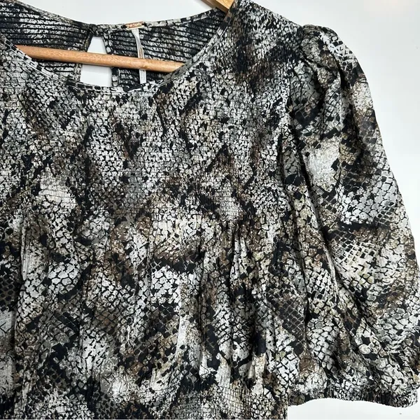 Free People NWOT Black Snakeskin XOXO Smocked Blouse Size Large - Image 6
