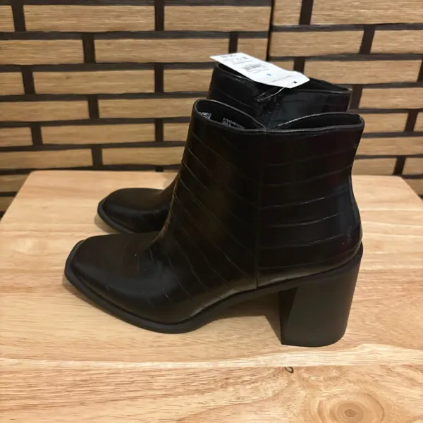 Time And Tru Black Ankle Boots‎ Size 6 - Image 2