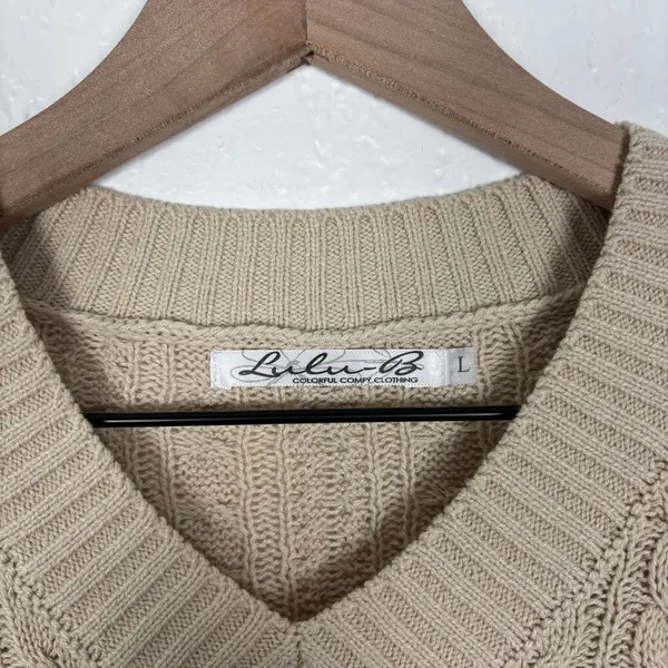 Lulu B Beige Cable Knit V-Neck Sweater Minimalist Classic Size Large NWT - Image 3