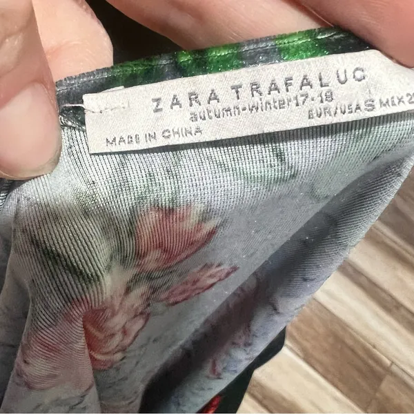 Zara green velvet short sleeve floral dress - Image 8