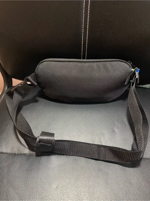 NEW🎉 Therabody Black Crossbody Belt Bag Unisex - Image 3
