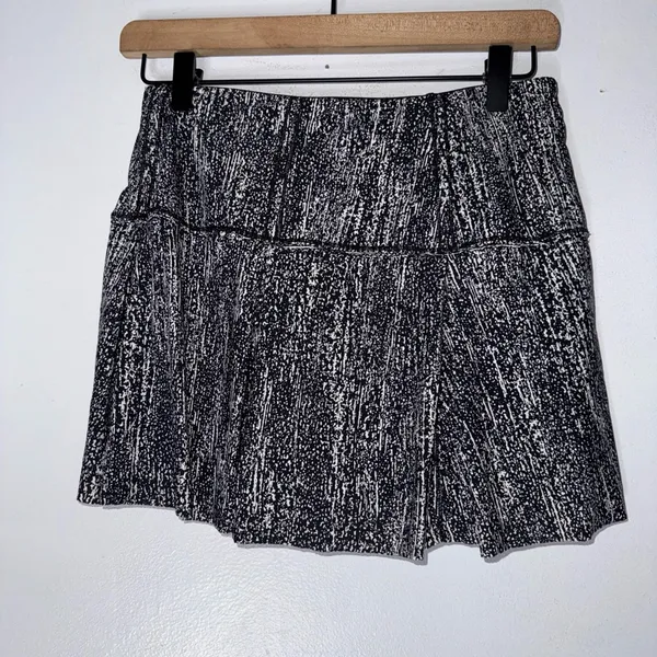 Lululemon Black White Stretchy Pull - On Pockets Pleated‎ Skirt / Shorts Size 4 - Image 2