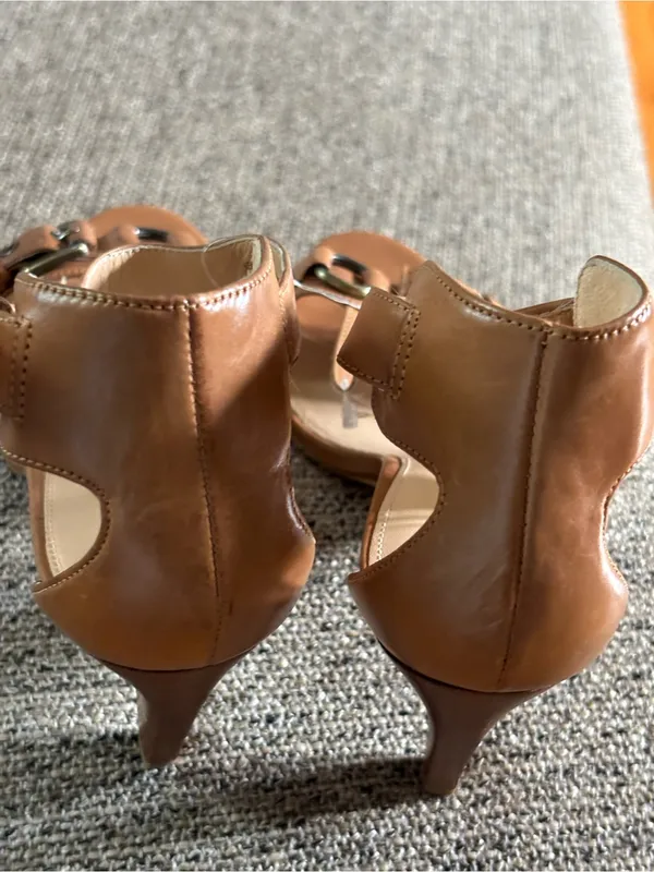Via Spiga Tan Leather T-Strap Sandals with Buckle Accent - Image 8