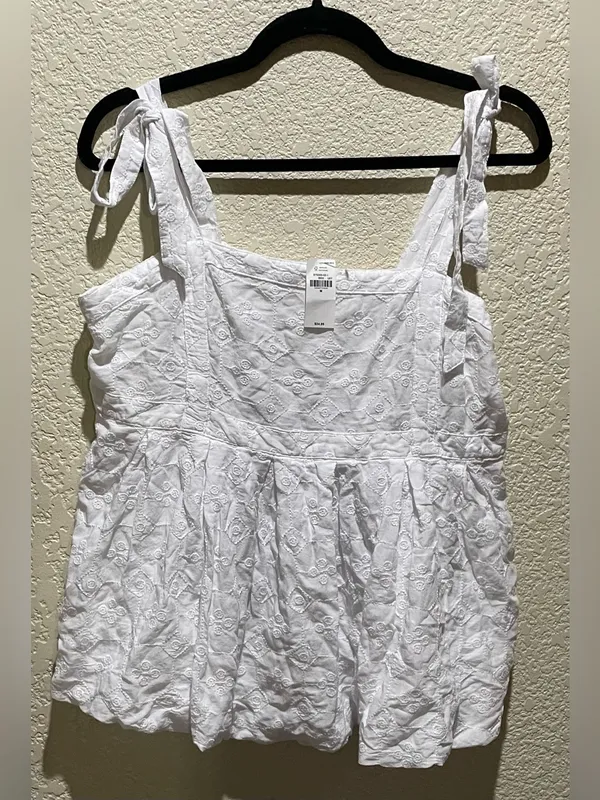 Old Navy Tie-Shoulder White Cotton Eyelet Peplum Top size M NWT - Image 2