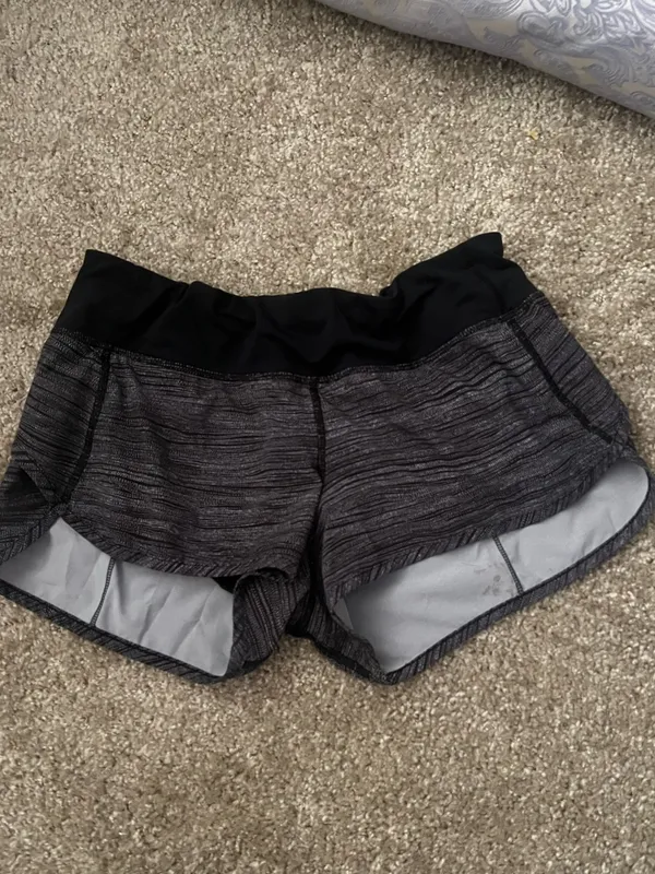 Lululemon speed short 4 way Stretch 2.5” size 6 - Image 4