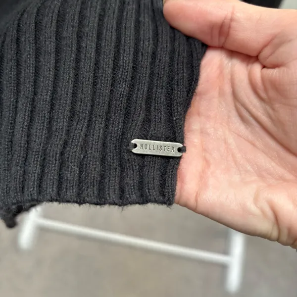 Hollister Black Ribbed Crewneck Long-Sleeve Fitted Sweater - Image 2