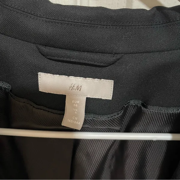 H&M Elegant Black Blazer - Image 3