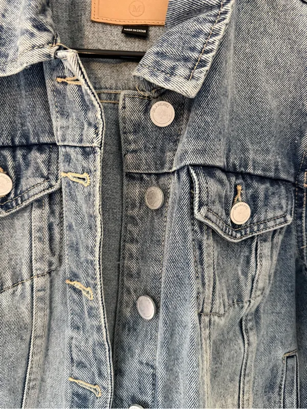 BLANKNYC Cropped Distressed Denim Jacket Raw Hem Women’s Medium - Image 4