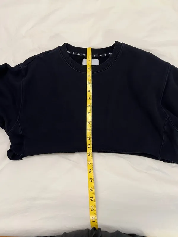 Aritzia TNA cropped sweatshirt - Image 5