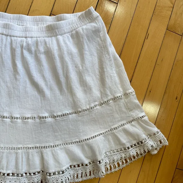OLD NAVY Eyelet Cut Out Crepe-like Linen-like Mini Skirt - Medium - Image 4