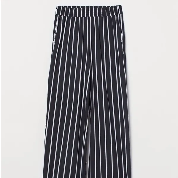 ✨ Divided by H&M Women Black Casual Pants✨ - Image 2