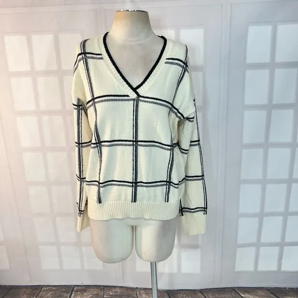 Moth Anthropologie Black White Windowpane Plaid V-Neck Sweater Size Medium - Image 4