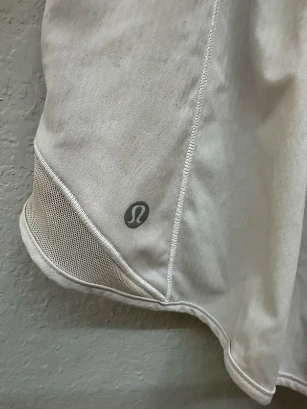 Lululemon Shorts Hotty Hot 2.5" Low-Rise - Image 3