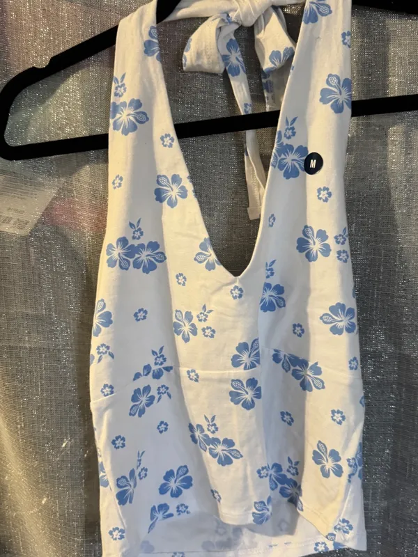 Hollister White V-Neck Cropped Camisole with Blue Floral Print - Image 4