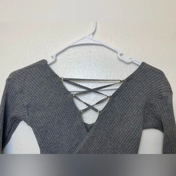 Guess Women’s Gray Ribbed V-Neck‎ Long Sleeve Open Back Top Size M - Image 7