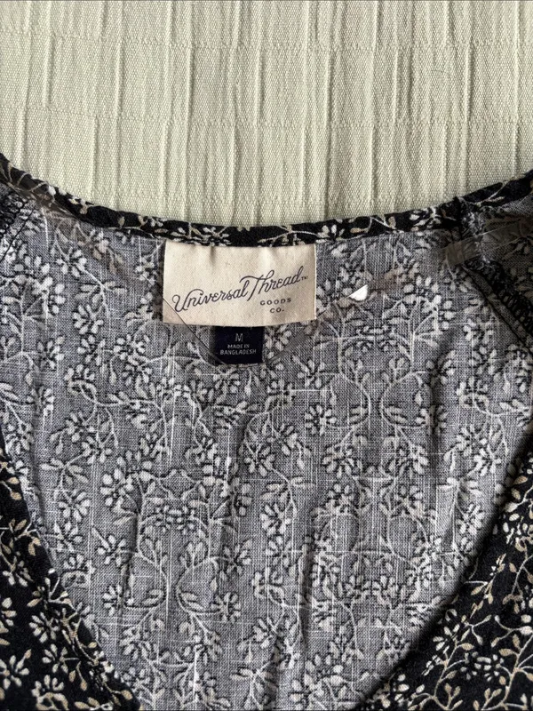 Universal Threads Black Floral V-Neck Dress - Image 3