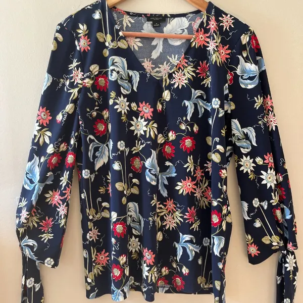 Ann Taylor Sz M Blue Navy Pullover V Neck Blouse Floral Stretch Bow Tie Cuff‎ - Image 7