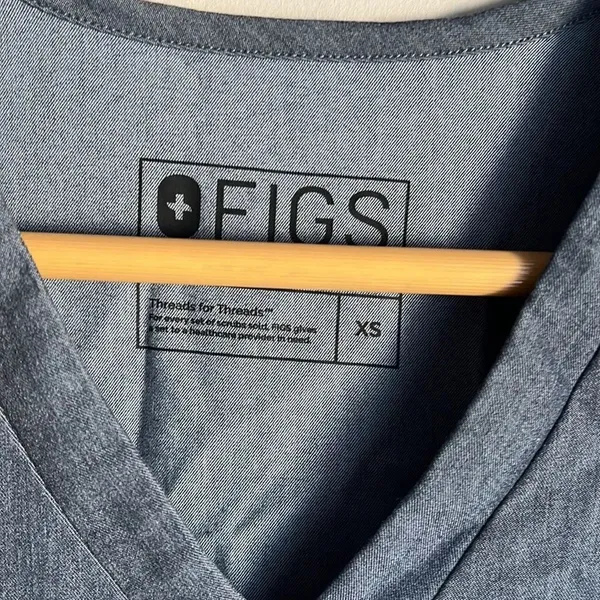 Figs scrub zipper pockets - Image 4