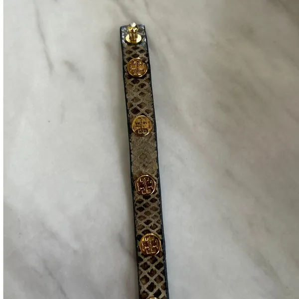 Tory Burch Grey Leather Snakeskin Embossed Gold Logo Rivet Wrap Bracelet - Image 7