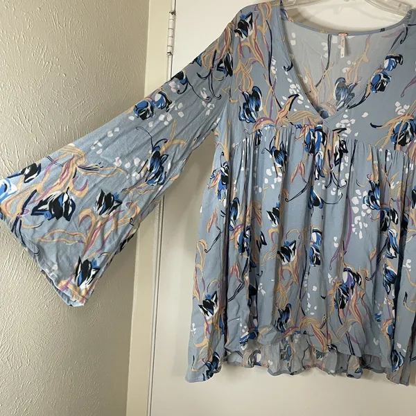 Free People Blue floral vneck boho bell sleeve tunic top size small - Image 3