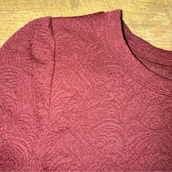 Loft Women's Jacquered Floral Patterned Short-sleeve Burgundy Crewneck Top - Image 5